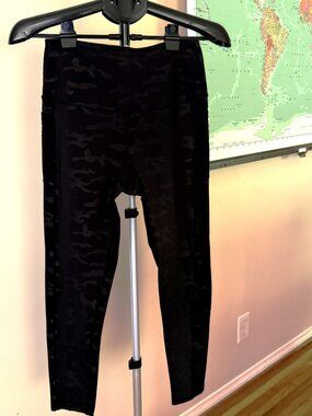 LegEnd Active Black Camo High-Waisted Full Length 2-Pocket Leggings - Size Large